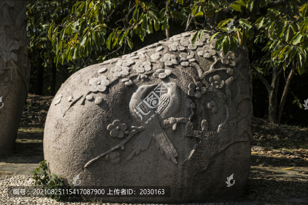 巨石上的雕塑