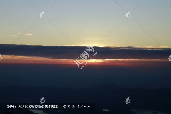 山上夕陽天際線