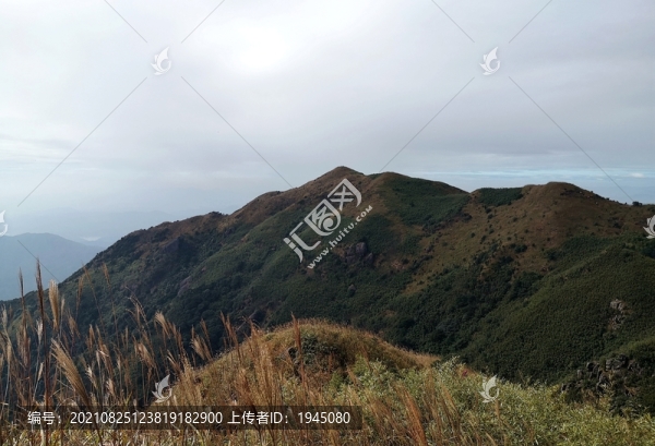 初秋的山峰山巒