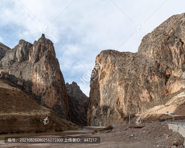 西藏丁青孜珠山石門