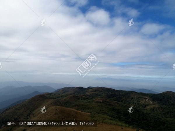 群山天空