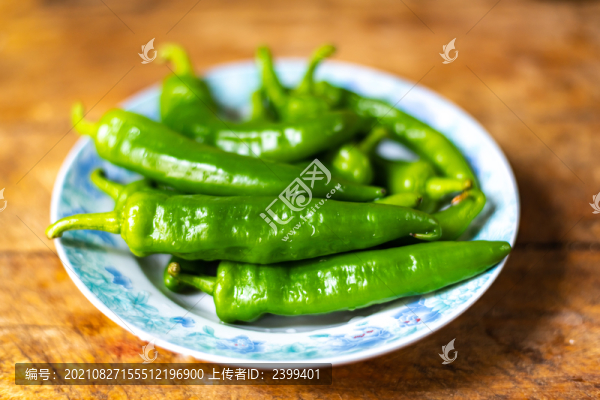 盤子里新鮮的青辣椒
