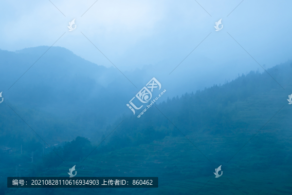 迷霧中的山林