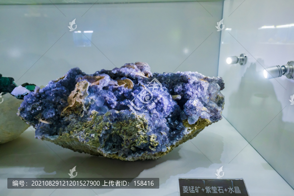 菱錳礦水晶
