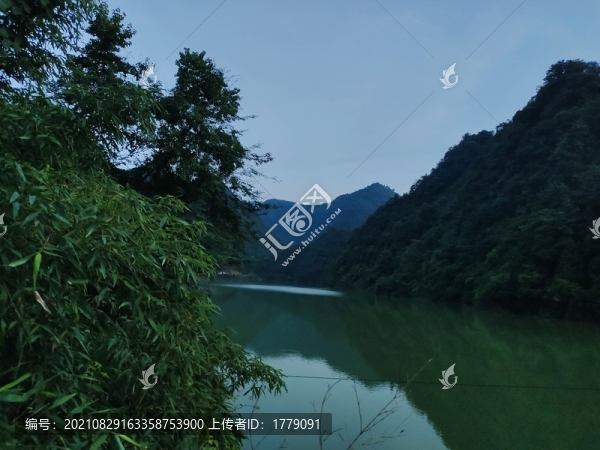 山谷峰戀