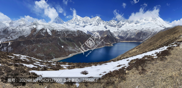 全景西藏藍(lán)天下高原湖泊和雪山群