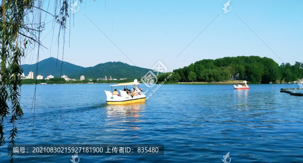 湖上輕舟