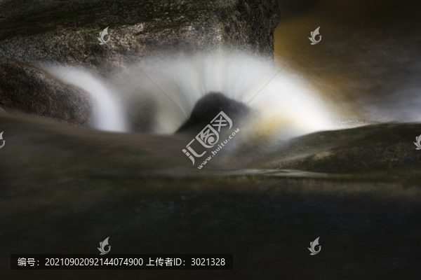 山泉瀑布
