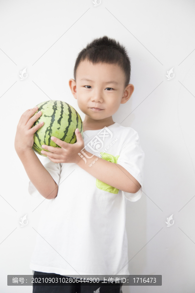 抱著西瓜的兒童
