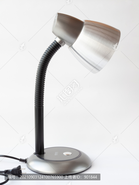 白背景上的一盞臺燈