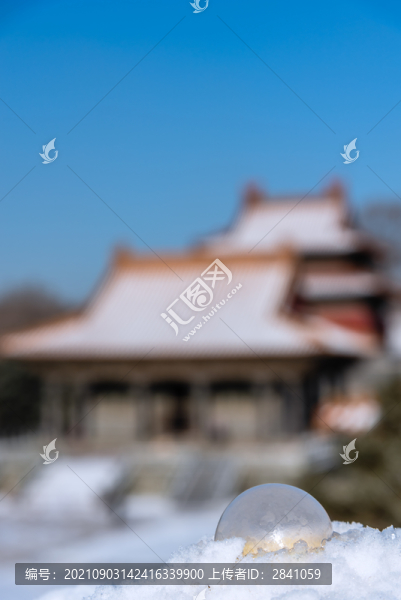 冬天雪后古建筑背景和肥皂泡