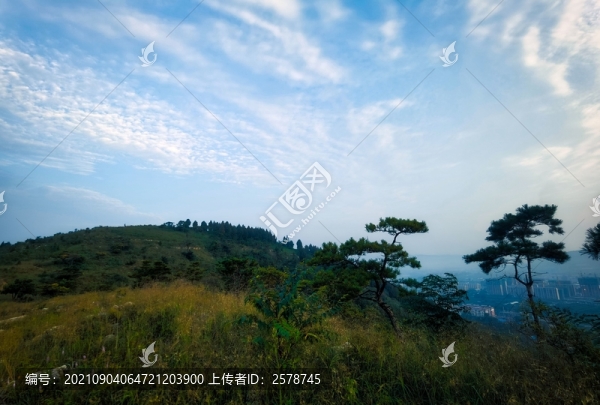 天空與山丘