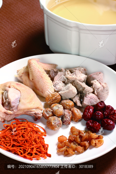 蟲(chóng)草花瘦肉燉雞湯