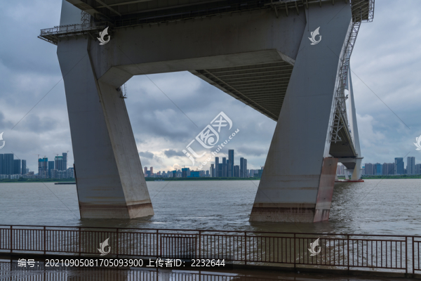 傍晚的武漢二七長江大橋
