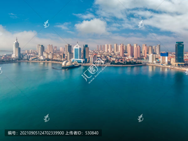 航拍青島海岸線現(xiàn)代建筑