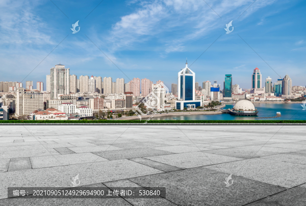 廣場(chǎng)磚地面和青島海岸線風(fēng)光