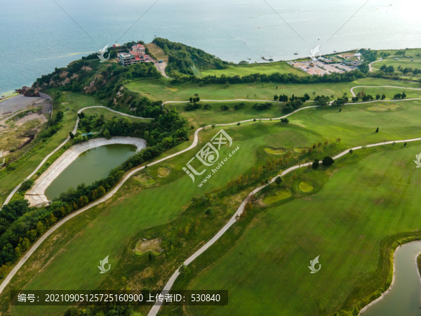 高視角拍青島海岸線高爾夫球場(chǎng)