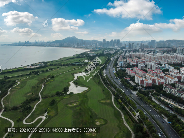 航拍青島嶗山區(qū)海岸線高爾夫球場(chǎng)