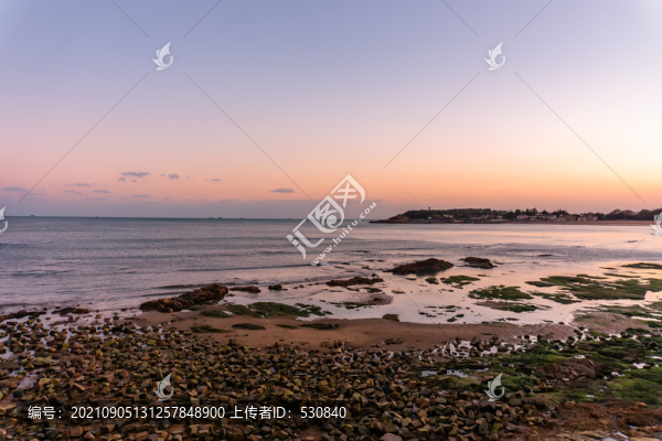 夕陽下的海灘礁石
