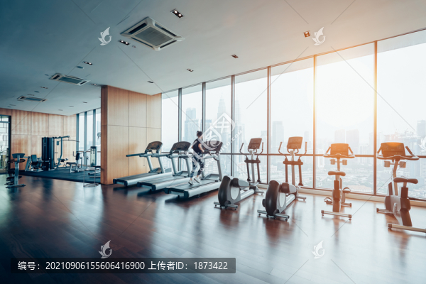 暖色陽光灑進高樓健身房內(nèi)攝影照
