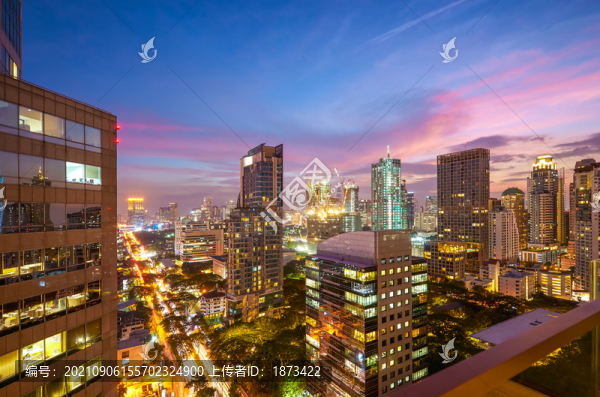 燈火通明樓宇建筑繁榮街景夜間攝影照