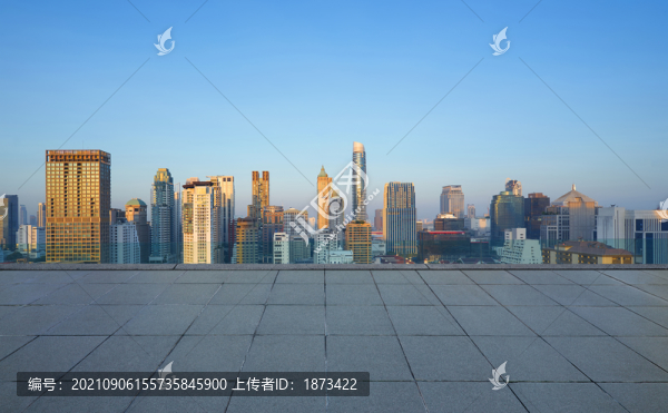 水泥磁磚地頂樓望遠現(xiàn)代商務(wù)大樓群攝影照