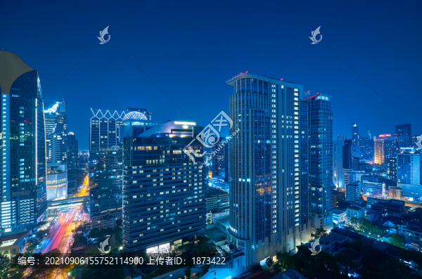 藍(lán)色調(diào)商務(wù)大樓金色交通光軌攝影照