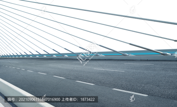 筆直柏油道路鋼索攝影照