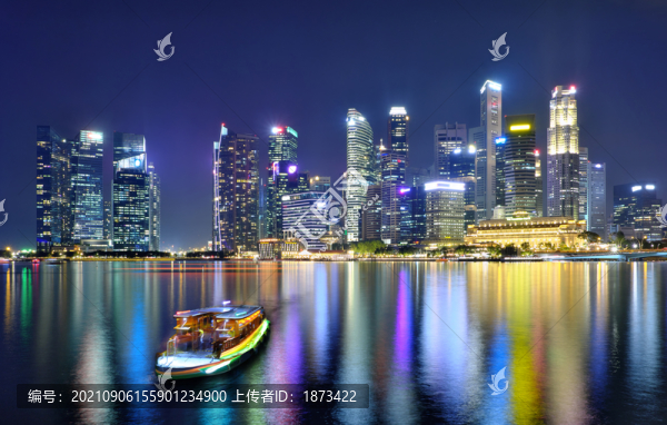 高樓夜景絢麗燈光伴游艇航行海面攝影照