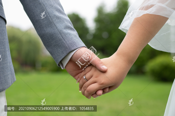 情侶牽手背影