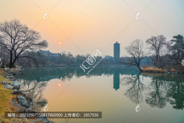 初春三月的北京大學(xué)未名湖