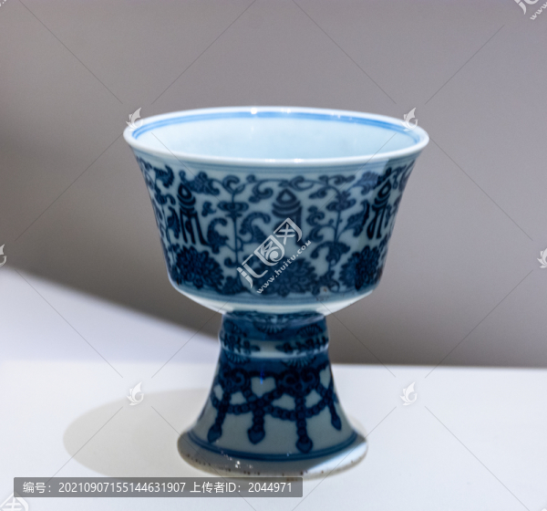 青花纏枝蓮?fù)需笪募y供燈