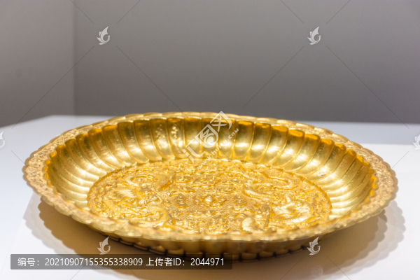 雙龍戲珠紋菊紋金盤