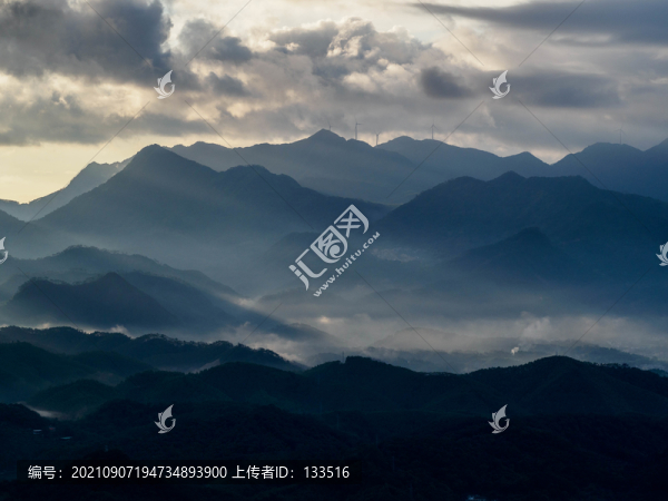 遠(yuǎn)山云海