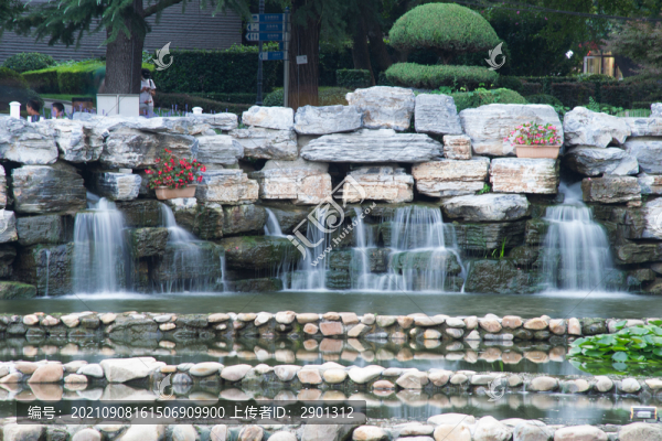 公園假山流水