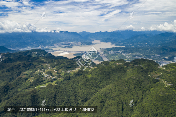 群山環(huán)抱三峽大壩