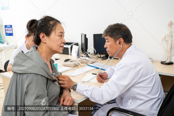 醫(yī)生檢測病人身體