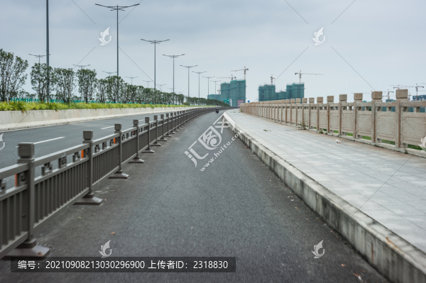 有隔離帶交通道路