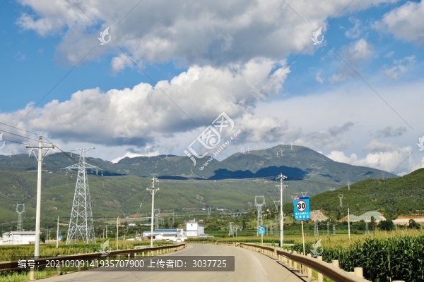 藍天白云風(fēng)車公路