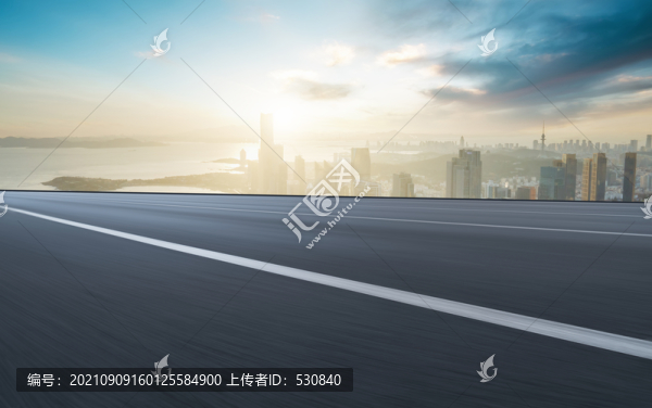 高速公路天際線和城市海岸線風(fēng)光