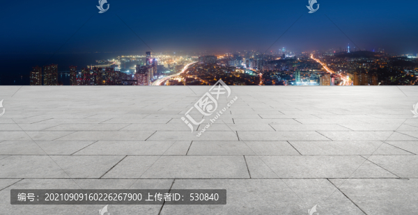 地磚地面和城市夜景