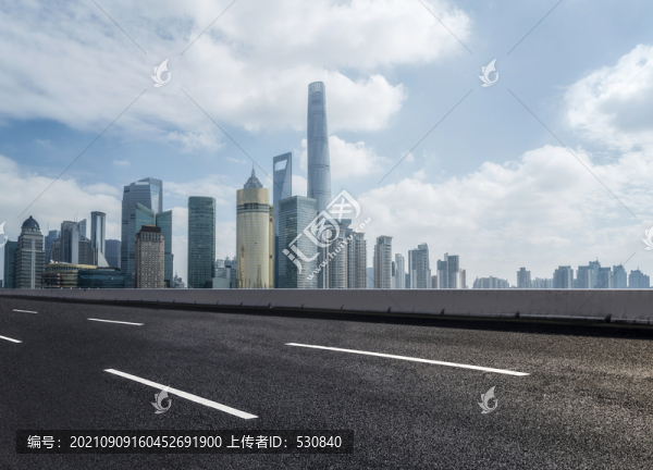 柏油馬路和現(xiàn)代建筑