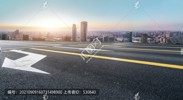 公路行車道和現(xiàn)代建筑
