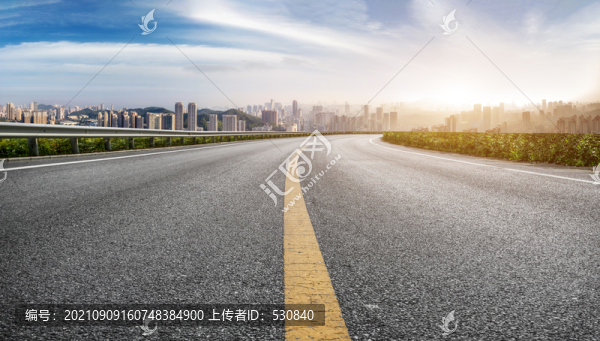 公路彎道和城市景觀