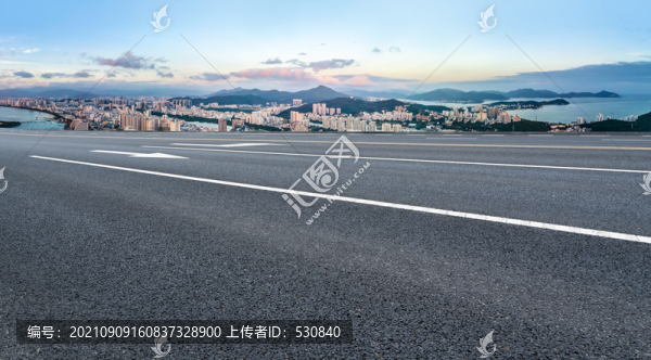 公路行車(chē)道和城市景觀