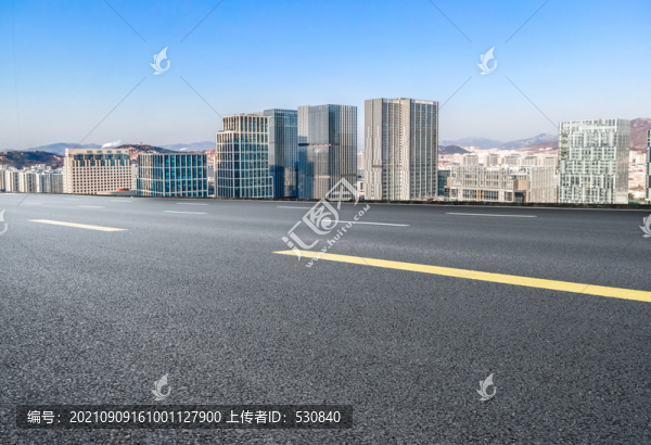高速公路天際線和現(xiàn)代建筑