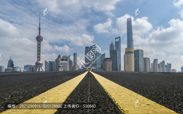 高速公路天際線和金融區(qū)建筑