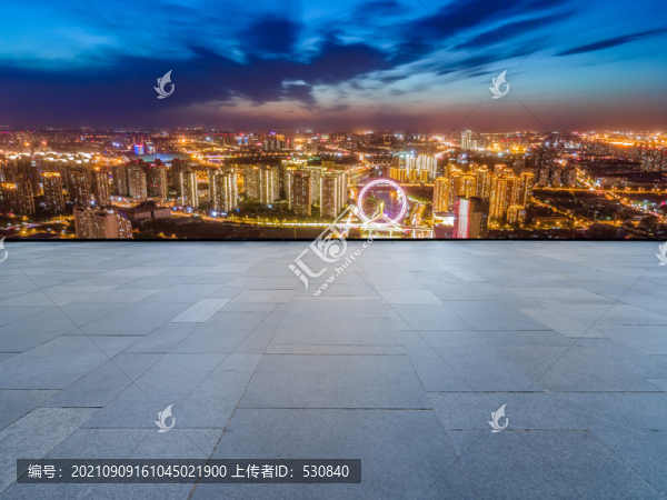 地磚地面和城市景觀夜景