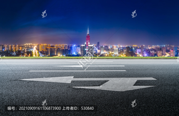 公路地面和城市景觀夜景