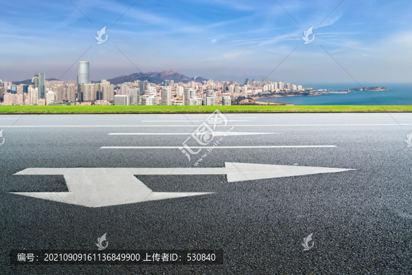 瀝青公路和青島海岸線風光